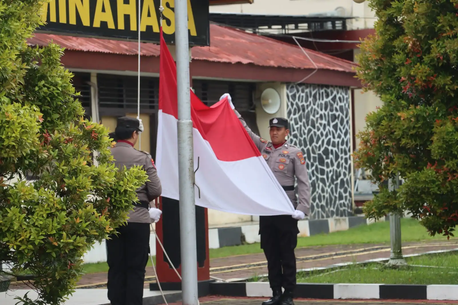 Mengheningkan Cipta dan Meneladani Semangat Pahlawan: Upacara Hari Pahlawan di Polres Minahasa